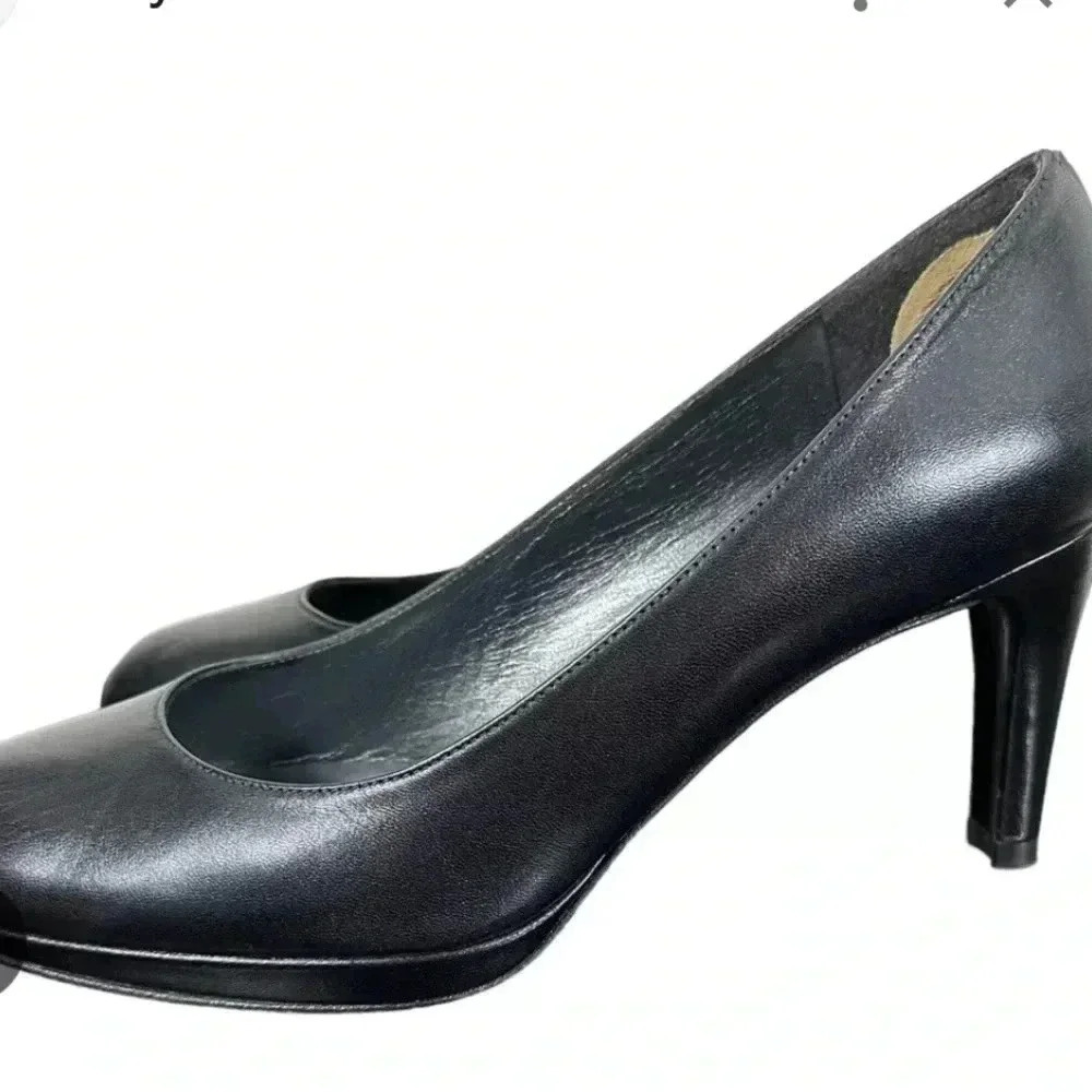 Stuart Weitzman Classic Round Toe Black Leather Pumps Size 6.5 3” Heels